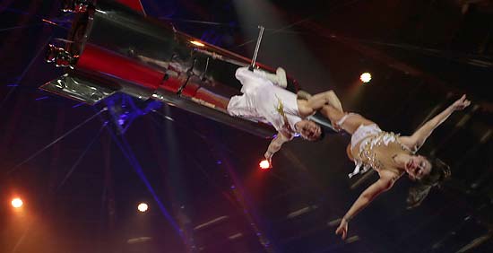 Duo Garcia - Abenteuer an der Weltraumrakete bei der Premiere des 2. Winterprogrammes 2018 des Circus Krone (©Foto:Martin Schmitz)